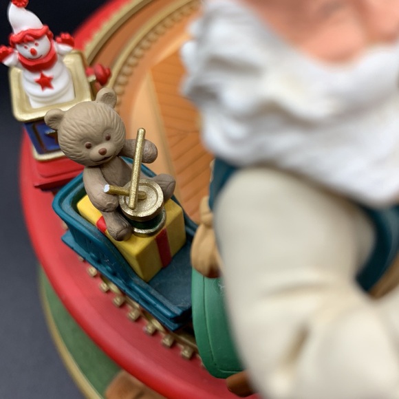 Hallmark Rotating Merry Old Toymaker Train Clock & Toys Music Box TESTED WORKS - Picture 7 of 14